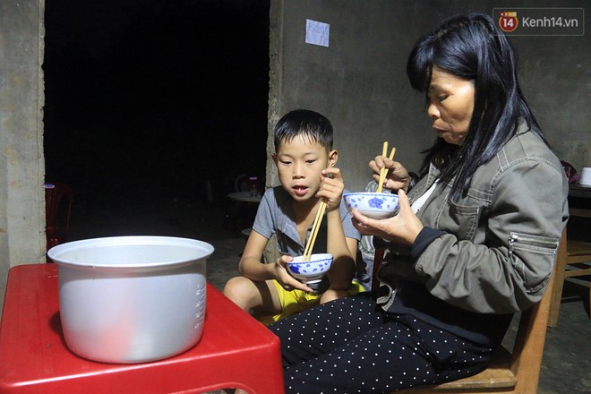 B&eacute; trai 9 tuổi một m&igrave;nh sống giữa mộ bia ở Quảng Trị hơn 700 đ&ecirc;m: Cuối c&ugrave;ng mẹ đ&atilde; về rồi, chỉ mong mẹ kh&ocirc;ng bỏ em đi nữa - Ảnh 3.