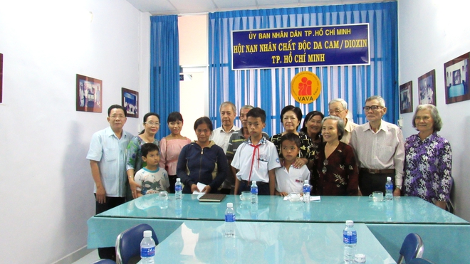 Quỹ H&ograve;a b&igrave;nh v&agrave; Ph&aacute;t triển TP.HCM trao trợ cấp v&agrave; thăm lớp x&oacute;a m&ugrave; chữ cho nạn nh&acirc;n chất độc da cam - Ảnh 2.