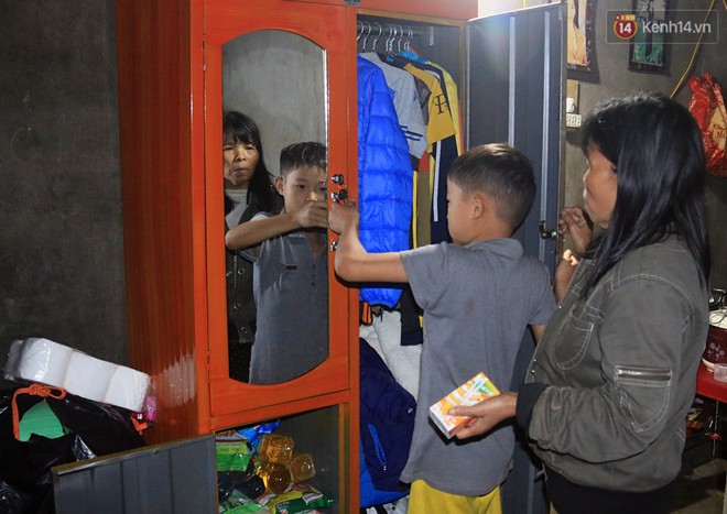 B&eacute; trai 9 tuổi một m&igrave;nh sống giữa mộ bia ở Quảng Trị hơn 700 đ&ecirc;m: Cuối c&ugrave;ng mẹ đ&atilde; về rồi, chỉ mong mẹ kh&ocirc;ng bỏ em đi nữa - Ảnh 7.