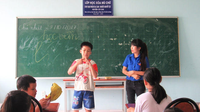 Quỹ H&ograve;a b&igrave;nh v&agrave; Ph&aacute;t triển TP.HCM trao trợ cấp v&agrave; thăm lớp x&oacute;a m&ugrave; chữ cho nạn nh&acirc;n chất độc da cam - Ảnh 6.
