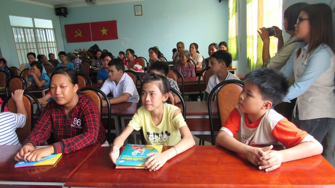 Quỹ H&ograve;a b&igrave;nh v&agrave; Ph&aacute;t triển TP.HCM trao trợ cấp v&agrave; thăm lớp x&oacute;a m&ugrave; chữ cho nạn nh&acirc;n chất độc da cam - Ảnh 5.