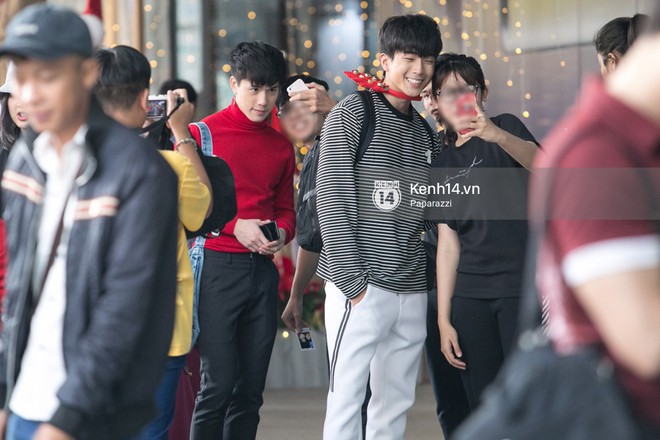 Hậu fanmeeting: James ngấu nghiến thưởng thức b&aacute;nh tr&aacute;ng nướng lề đường, Nonkul đ&aacute;ng y&ecirc;u hết cỡ tại phố đi bộ - Ảnh 3.