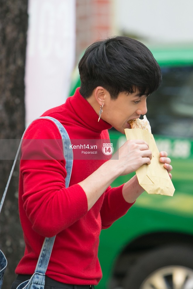 Hậu fanmeeting: James ngấu nghiến thưởng thức b&aacute;nh tr&aacute;ng nướng lề đường, Nonkul đ&aacute;ng y&ecirc;u hết cỡ tại phố đi bộ - Ảnh 9.