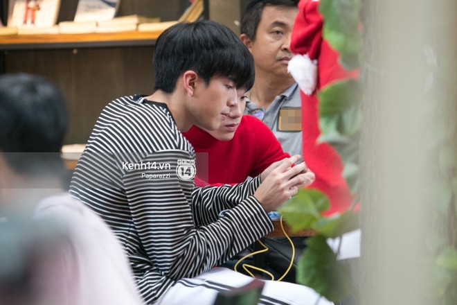 Hậu fanmeeting: James ngấu nghiến thưởng thức b&aacute;nh tr&aacute;ng nướng lề đường, Nonkul đ&aacute;ng y&ecirc;u hết cỡ tại phố đi bộ - Ảnh 12.