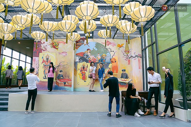 Giới trẻ hào hứng chụp ảnh với các biển quảng cáo Sài Gòn - Chợ Lớn xưa được trưng bày tại The Garden Mall - Ảnh 5.