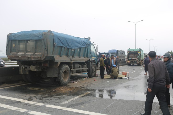 Đứng sau th&ugrave;ng xe r&aacute;c, c&ocirc;ng nh&acirc;n m&ocirc;i trường bị xe tải t&ocirc;ng chết thương t&acirc;m - Ảnh 1.