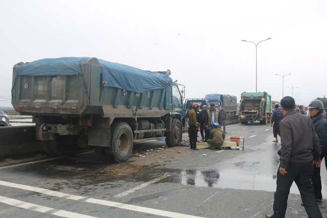 Đứng sau thùng xe rác, công nhân môi trường bị xe tải tông chết thương tâm - Ảnh 1.