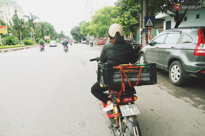 C&ocirc; g&aacute;i H&agrave; Nội nấu cơm xe &ocirc;m 15k cho t&agrave;i xế GrabBike, ship tận tay bằng xe đạp điện mỗi buổi trưa - Ảnh 4.