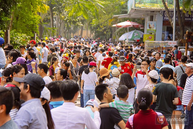 Hàng nghìn người ùn ùn đổ về khu vui chơi trong ngày cuối năm, Thảo Cầm Viên Sài Gòn quá tải - Ảnh 4.