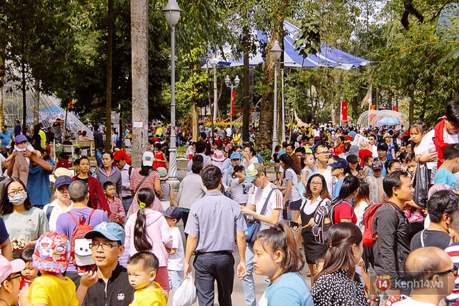 Hàng nghìn người ùn ùn đổ về khu vui chơi trong ngày cuối năm, Thảo Cầm Viên Sài Gòn quá tải - Ảnh 8.