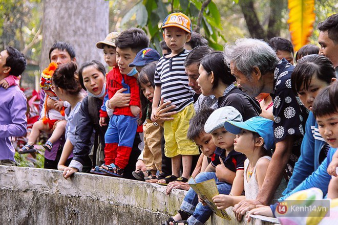 Hàng nghìn người ùn ùn đổ về khu vui chơi trong ngày cuối năm, Thảo Cầm Viên Sài Gòn quá tải - Ảnh 9.