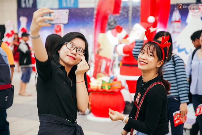 Giới trẻ Sài Gòn nô nức selfie trong Ngôi Làng Tuyết Rơi đẹp như châu Âu - Ảnh 13.