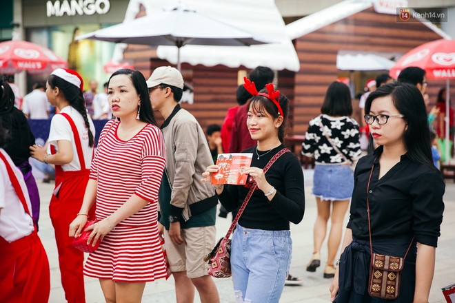 Giới trẻ S&agrave;i G&ograve;n n&ocirc; nức selfie trong Ng&ocirc;i L&agrave;ng Tuyết Rơi đẹp như ch&acirc;u &Acirc;u - Ảnh 16.
