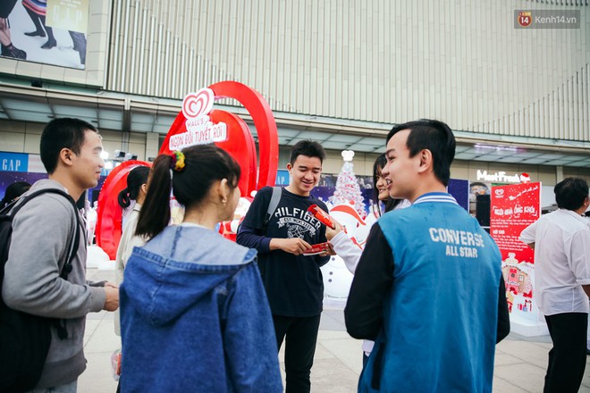Giới trẻ S&agrave;i G&ograve;n n&ocirc; nức selfie trong Ng&ocirc;i L&agrave;ng Tuyết Rơi đẹp như ch&acirc;u &Acirc;u - Ảnh 20.