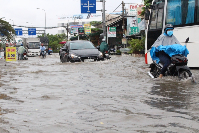 Học sinh ở Sài Gòn bì bõm lội nước sau giờ tan học do mưa lớn kéo dài từ sáng đến trưa - Ảnh 17.