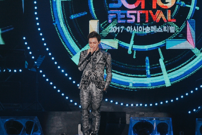 Erik được thành viên Nuest W khen ngợi, tự tin mang hit của mình biểu diễn tại Asia Song Festival 2017 - Ảnh 3.