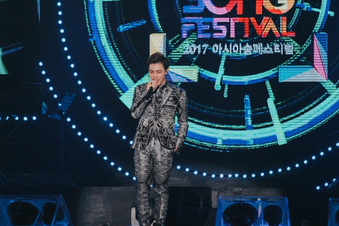 Erik được thành viên Nuest W khen ngợi, tự tin mang hit của mình biểu diễn tại Asia Song Festival 2017 - Ảnh 3.