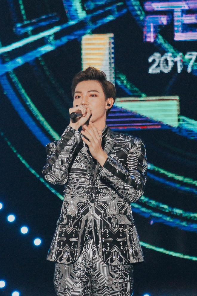 Erik được thành viên Nuest W khen ngợi, tự tin mang hit của mình biểu diễn tại Asia Song Festival 2017 - Ảnh 2.