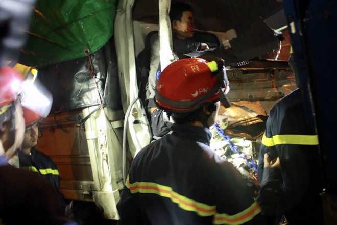 Hà Nội: 20 lính cứu hỏa giải cứu tài xế và phụ xe mắc kẹt trong cabin sau tai nạn trên đường Vành đai 3 - Ảnh 4.