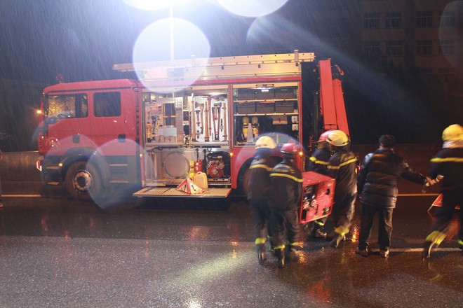 Hà Nội: 20 lính cứu hỏa giải cứu tài xế và phụ xe mắc kẹt trong cabin sau tai nạn trên đường Vành đai 3 - Ảnh 1.