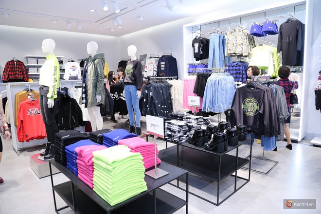 Buổi khai trương sớm store H&M Hà Nội: Đồ mùa đông đẹp, đa dạng với giá rất mềm, áo nỉ 249K, áo len 499K - Ảnh 8.