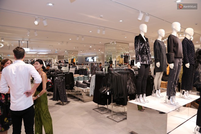 Buổi khai trương sớm store H&M Hà Nội: Đồ mùa đông đẹp, đa dạng với giá rất mềm, áo nỉ 249K, áo len 499K - Ảnh 2.