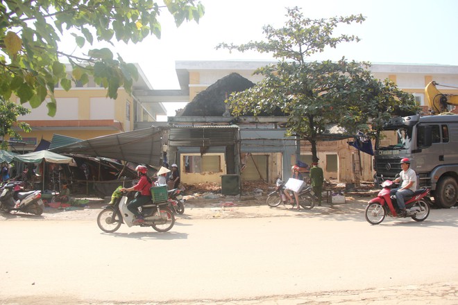 Quảng B&igrave;nh: Sập chợ, 2 người trọng thương, h&agrave;ng trăm tiểu thương hoảng loạn th&aacute;o chạy - Ảnh 4.