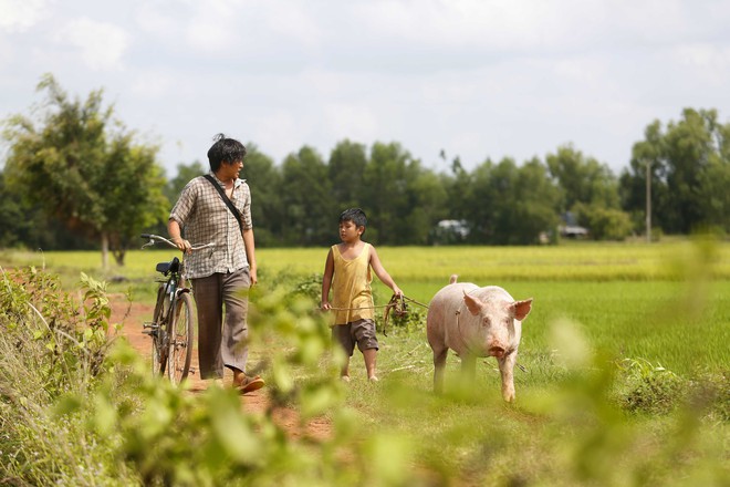 Lương Mạnh Hải m&ecirc; cờ bạc, đ&aacute;nh c&ocirc;ng an rồi lạc con trai trong phim mới của Vũ Ngọc Đ&atilde;ng - Ảnh 16.