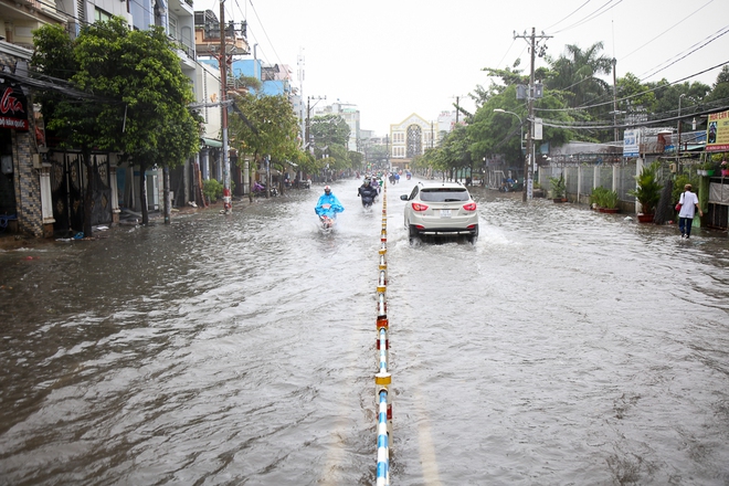 Học sinh ở Sài Gòn bì bõm lội nước sau giờ tan học do mưa lớn kéo dài từ sáng đến trưa - Ảnh 6.