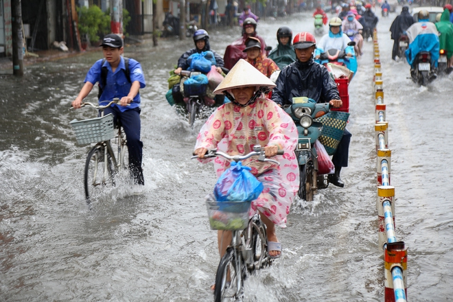 Học sinh ở Sài Gòn bì bõm lội nước sau giờ tan học do mưa lớn kéo dài từ sáng đến trưa - Ảnh 11.