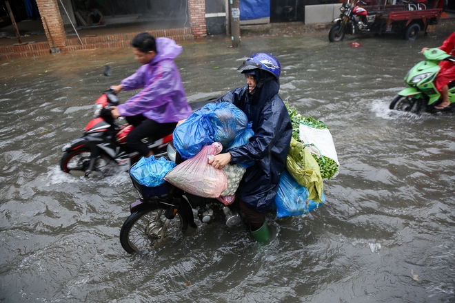 Học sinh ở Sài Gòn bì bõm lội nước sau giờ tan học do mưa lớn kéo dài từ sáng đến trưa - Ảnh 12.