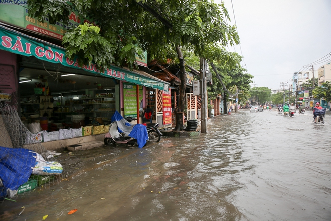 Học sinh ở Sài Gòn bì bõm lội nước sau giờ tan học do mưa lớn kéo dài từ sáng đến trưa - Ảnh 13.