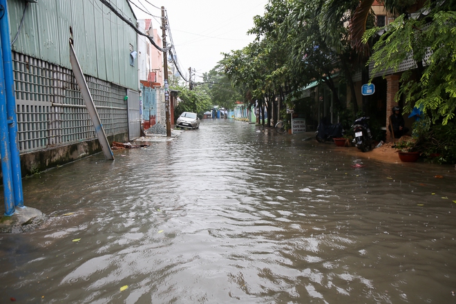 Học sinh ở Sài Gòn bì bõm lội nước sau giờ tan học do mưa lớn kéo dài từ sáng đến trưa - Ảnh 15.