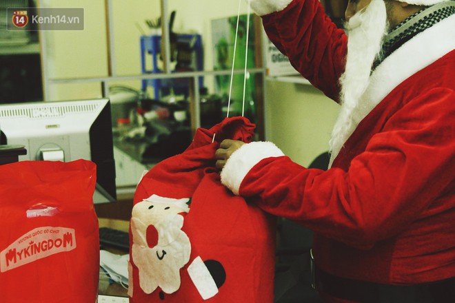 Một đêm tràn ngập hạnh phúc khi ông già Noel gõ cửa tặng quà cho những em bé ở Hà Nội - Ảnh 1.