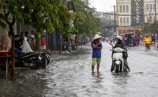 Học sinh ở Sài Gòn bì bõm lội nước sau giờ tan học do mưa lớn kéo dài từ sáng đến trưa - Ảnh 16.