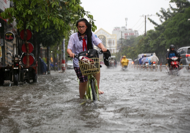 Học sinh ở Sài Gòn bì bõm lội nước sau giờ tan học do mưa lớn kéo dài từ sáng đến trưa - Ảnh 3.