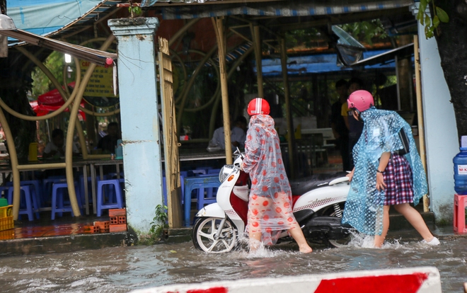 Học sinh ở Sài Gòn bì bõm lội nước sau giờ tan học do mưa lớn kéo dài từ sáng đến trưa - Ảnh 4.