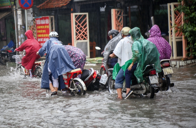 Học sinh ở Sài Gòn bì bõm lội nước sau giờ tan học do mưa lớn kéo dài từ sáng đến trưa - Ảnh 8.