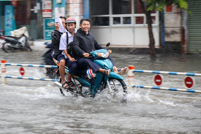 Học sinh ở Sài Gòn bì bõm lội nước sau giờ tan học do mưa lớn kéo dài từ sáng đến trưa - Ảnh 7.