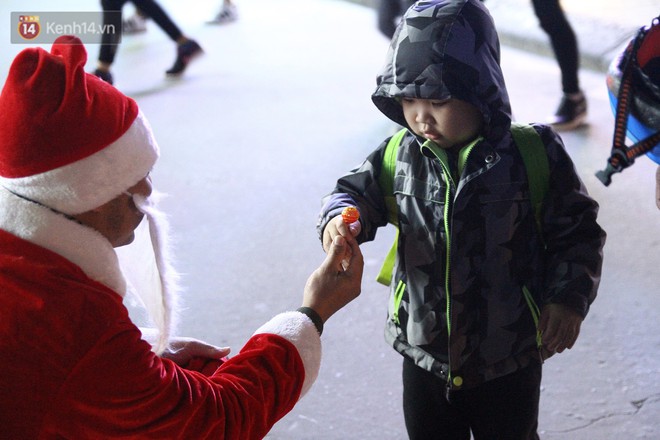 Một đêm tràn ngập hạnh phúc khi ông già Noel gõ cửa tặng quà cho những em bé ở Hà Nội - Ảnh 4.