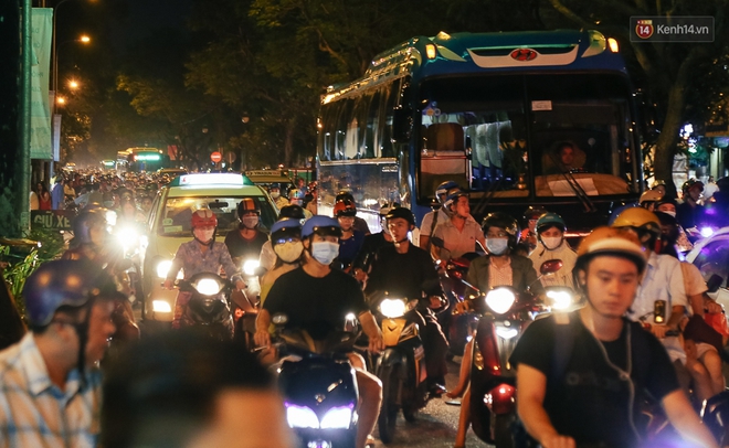 Chùm ảnh: Cảnh tượng đông đúc đến nghẹt thở tại Hà Nội và Sài Gòn trước thềm Trung thu - Ảnh 12.