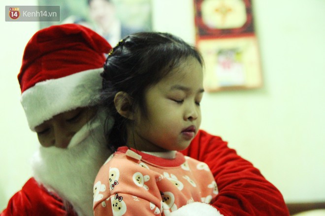 Một đêm tràn ngập hạnh phúc khi ông già Noel gõ cửa tặng quà cho những em bé ở Hà Nội - Ảnh 6.