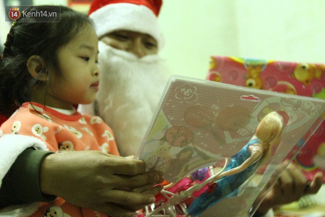 Một đêm tràn ngập hạnh phúc khi ông già Noel gõ cửa tặng quà cho những em bé ở Hà Nội - Ảnh 7.