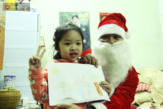 Một đêm tràn ngập hạnh phúc khi ông già Noel gõ cửa tặng quà cho những em bé ở Hà Nội - Ảnh 9.