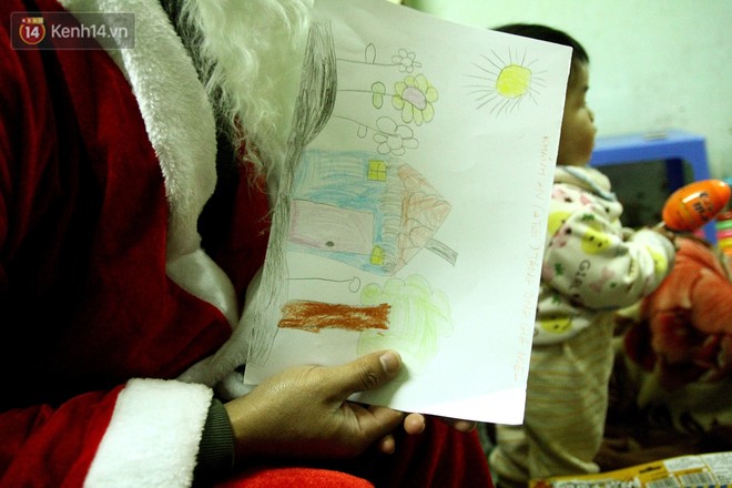 Một đêm tràn ngập hạnh phúc khi ông già Noel gõ cửa tặng quà cho những em bé ở Hà Nội - Ảnh 10.