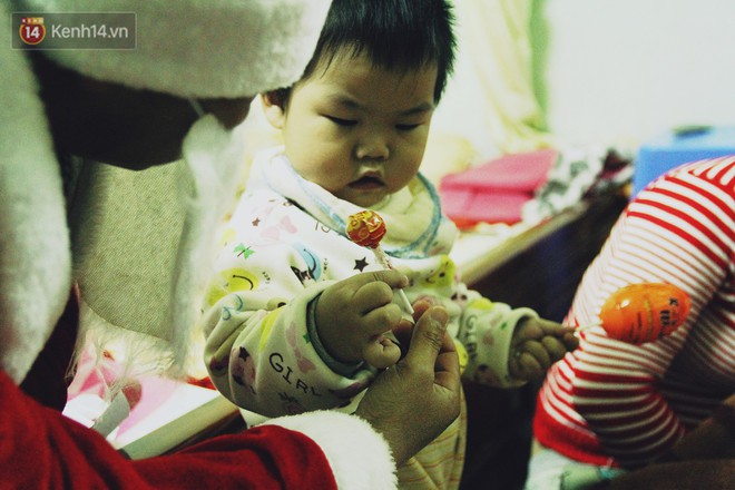 Một đ&ecirc;m tr&agrave;n ngập hạnh ph&uacute;c khi &ocirc;ng gi&agrave; Noel g&otilde; cửa tặng qu&agrave; cho những em b&eacute; ở H&agrave; Nội - Ảnh 11.