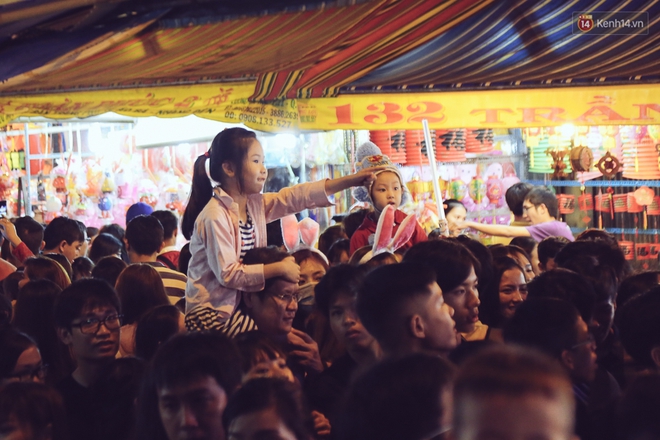 Chùm ảnh: Cảnh tượng đông đúc đến nghẹt thở tại Hà Nội và Sài Gòn trước thềm Trung thu - Ảnh 17.