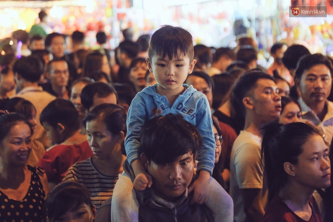Chùm ảnh: Cảnh tượng đông đúc đến nghẹt thở tại Hà Nội và Sài Gòn trước thềm Trung thu - Ảnh 20.