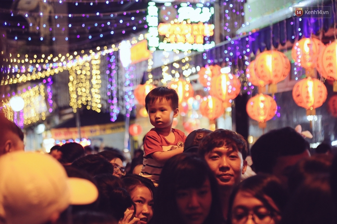 Chùm ảnh: Cảnh tượng đông đúc đến nghẹt thở tại Hà Nội và Sài Gòn trước thềm Trung thu - Ảnh 19.