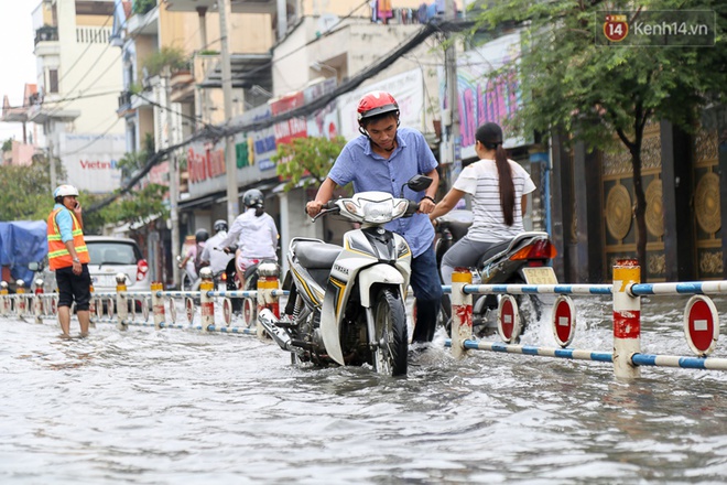 Sài Gòn ngập cả buổi sáng sau trận mưa đêm, nhân viên thoát nước ra đường đẩy xe chết máy giúp người dân - Ảnh 2.
